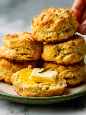 Dill Pickle Cheddar Biscuits – Buttery, Cheesy, and Bursting with Pickle Tang Recipe