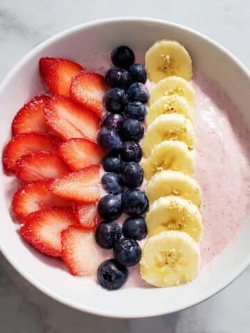 5-Minute Banana and Berry Greek Yogurt Smoothie Bowl Recipe