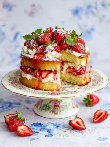Easy Strawberry Shortcake Cake Delight Recipe