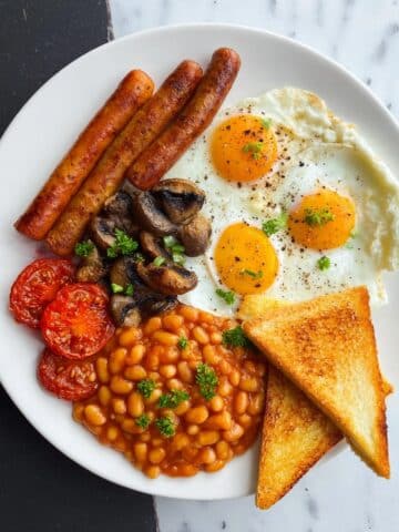 Full English Breakfast Recipe: Toast, Sausages, Eggs, Baked Beans, and Vegetables Recipe