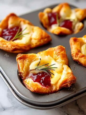 Easy Cranberry Brie Bites Recipe